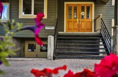 East Kootenay Apartment | Walk to Ski Hills/Private Suite/Hot Tub