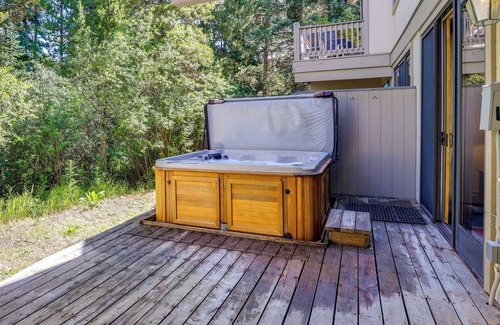 Mountain House House | Walk to Ski Lifts: Townhome w/Hot Tub in Keystone