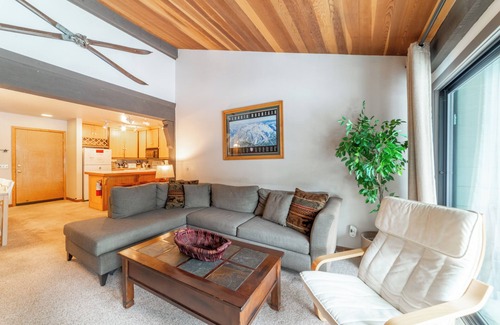 Mammoth Lakes Condo | Walk to Ski & Slopes at St Anton 551