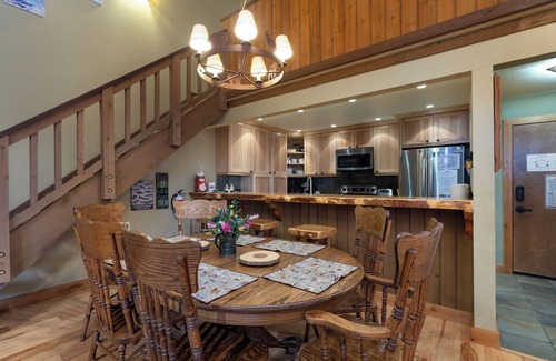 Mammoth Lakes Condo | Walk to Ski & Village, Views Condo, Pool & Spa 315