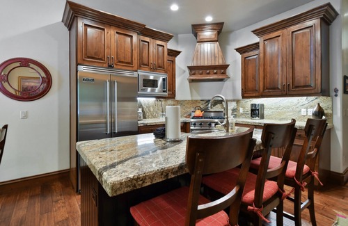 Park City House | Walk to Skiing, Exceptional Juniper Landing 2 BR, Private Hot Tub, Golf Course Views, Outdoor Pool