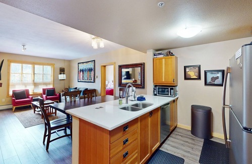 Copper Mountain Village Condo | Walk to slopes - Village condo with balcony, views, hot tubs, & gym