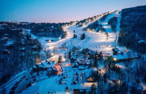 Beech Mountain House | Walk to Slopes/Views /Sleeps 10