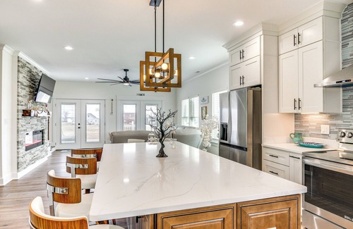 Birdsnest House | Walk to Smith Beach: Spacious Home w/Hot Tub