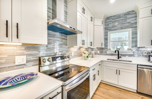 Birdsnest House | Walk to Smith Beach: Spacious Home w/Hot Tub