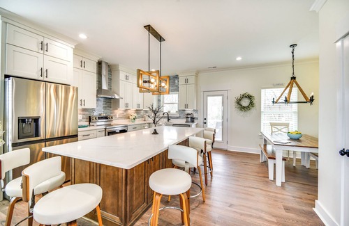 Birdsnest House | Walk to Smith Beach: Spacious Home w/Hot Tub