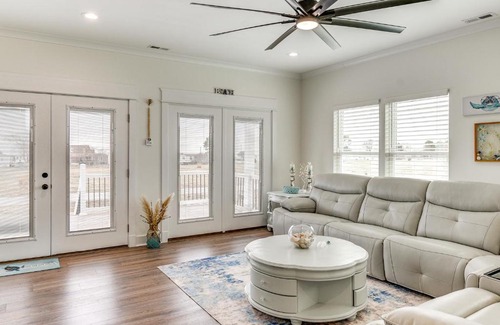 Birdsnest House | Walk to Smith Beach Spacious Home with Hot Tub