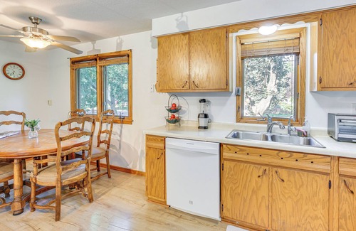 Mankato Cottage | Walk to Spring Lake: Pet-friendly Family Retreat!