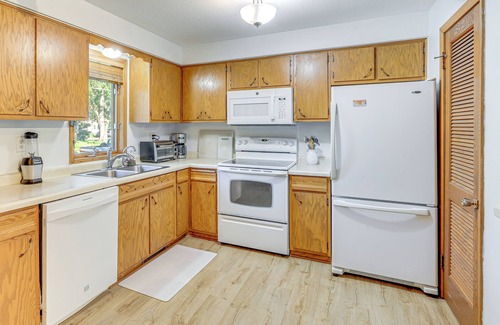 Mankato Cottage | Walk to Spring Lake: Pet-friendly Family Retreat!