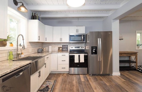 Manhattan House | Walk to stadium+ roof deck + 1 acre yard! 0.5 mile to KSU! nPet, family friendly