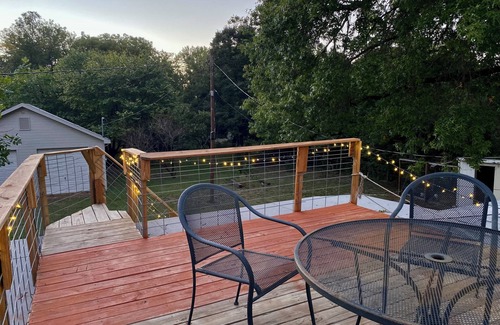 Manhattan House | Walk to stadium+ roof deck + 1 acre yard! 0.5 mile to KSU! nPet, family friendly