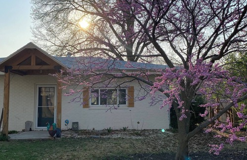 Manhattan House | Walk to stadium+ roof deck + 1 acre yard! 0.5 mile to KSU! nPet, family friendly