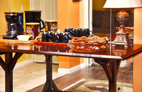 Bear Canyon House | Walk to Starbucks and Whole Foods. Enjoy Townhouse and Artwork