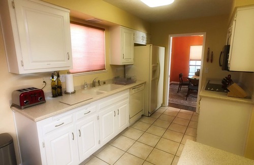 Bear Canyon House | Walk to Starbucks and Whole Foods. Enjoy Townhouse and Artwork