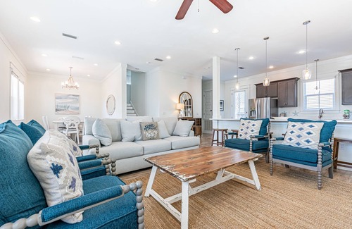 Magnolia Dune House | Walk to the Beach ~ Seat Golf Cart ~ Private Communal Pool
