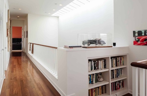 Tree Section House | Walk To The Beach Or Downtown Manhattan Beach From This Beauty!