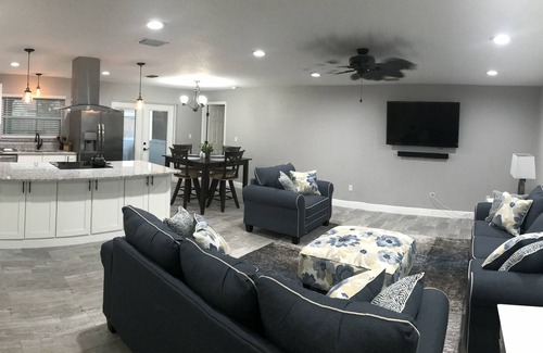 Tropic House | Walk to the Beach. Newly Remodeled Home