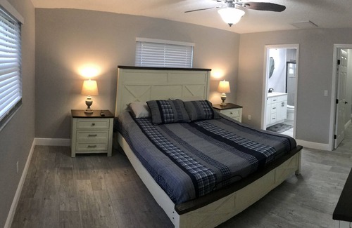 Tropic House | Walk to the Beach. Newly Remodeled Home