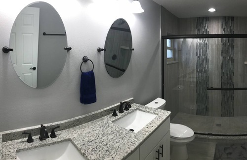 Tropic House | Walk to the Beach. Newly Remodeled Home