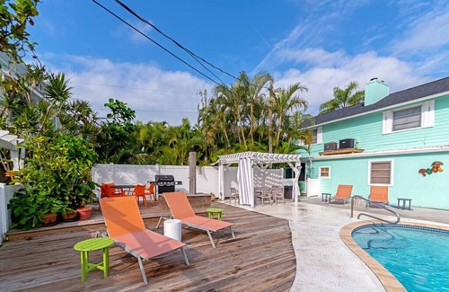 Siesta Key Village Apartment | Walk to the Beach and Village - Hibiscus Villa
