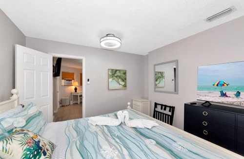 Siesta Key Village Apartment | Walk to the Beach and Village - Hibiscus Villa