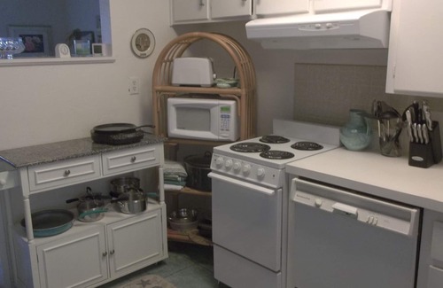 Ormond By The Sea Palt Cottage | Walk to the beach from this peaceful, pet friendly, hideaway.