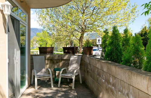 North End Condo | Walk to the beach in moments!