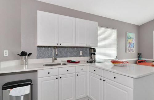 Siesta Key Village Apartment | Walk to the beach - Island Villa