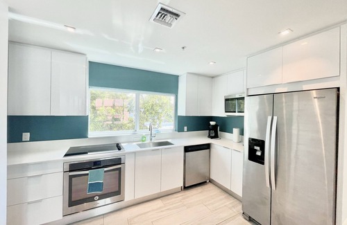 North Beach House | *Walk to the Beach* Private Hot Tub* Rooftop Terrace*