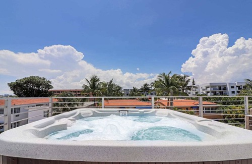 North Beach House | *Walk to the Beach* Private Hot Tub* Rooftop Terrace*