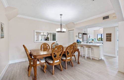 Bella Vista Condo | Walk to the beach, shopping, restaurants, and more! ❤️💛💚