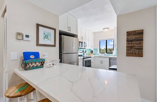 Bella Vista Condo | Walk to the beach, shopping, restaurants, and more! ❤️💛💚