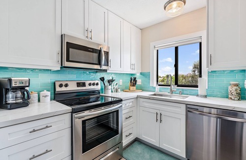 Bella Vista Condo | Walk to the beach, shopping, restaurants, and more! ❤️💛💚