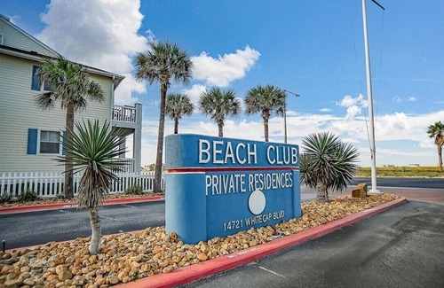 Corpus Christi Condo | Walk to the Beach - Cozy One Bedroom, One Bath Beach Club Condo - Sleeps 4 -