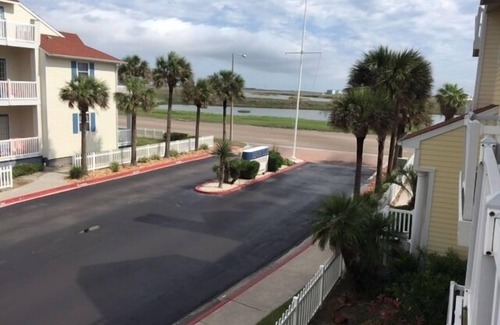 Corpus Christi Condo | Walk to the Beach - Cozy One Bedroom, One Bath Beach Club Condo - Sleeps 4 -
