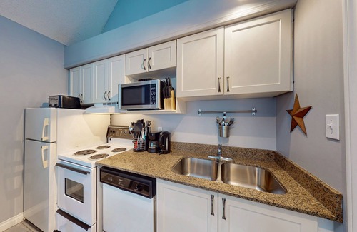 Craigleith House | Walk to the Weider Express Lift Dog-friendly condo w/shared pool