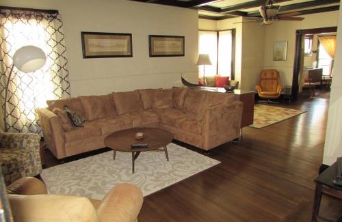 Downtown Niagara Falls House | Walk to the Falls from The Mint