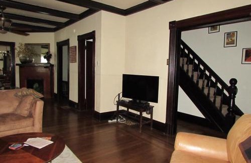 Downtown Niagara Falls House | Walk to the Falls from The Mint