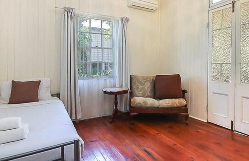 Woolloongabba Apartment | Walk to the ☆GABBA☆ Charming Character Home