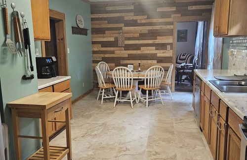 Marlinton House | Walk to the Greenbrier River and bike trails. Close to Snowshoe resort!