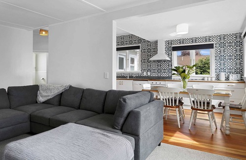 Taupo House | Walk to the Lake & Town *No Service Fee*