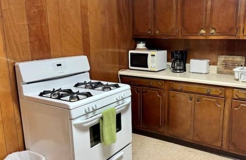 Pawhuska House | Walk to the Mercantile, downtown, Osage Nation offices, Osage Tribal Museum!