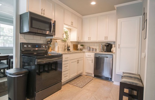 Brazos House | Walk to the Silos! 3 Bed 1960's Bungalow near Baylor