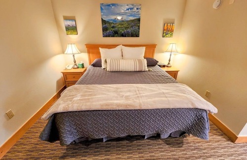 Crested Butte Hotel | Walk to the slopes! Base Area Location w/Free Shuttle! Shared Hot Tub & Pool! G
