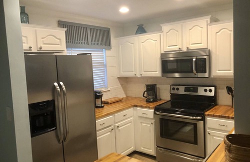 Hilton Head Island Villa | Walk to the beach ~ Relaxing Enclosed Porch ~ Close to Coligny ~ 3 onsite pools