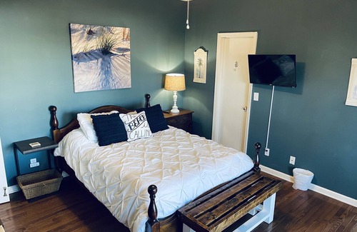 Beachwalk House | Walk to the beach and pool - Golf cart included