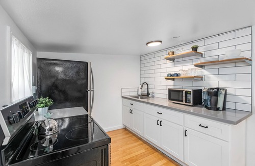 North End Apartment | Walk to the waterfront The Hobbit House