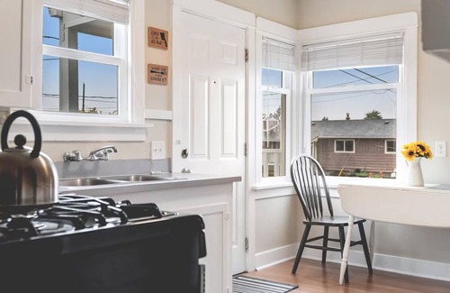 North End Apartment | Walk to the waterfront The Cozy Cottage