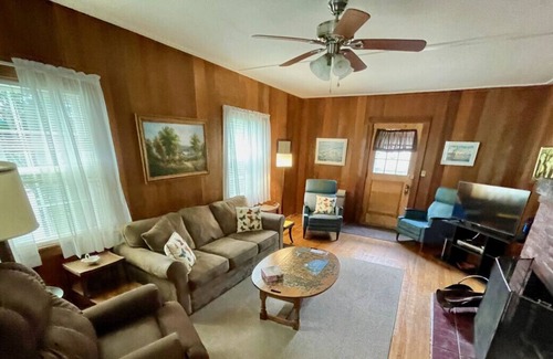 Boothbay Harbor House | Walk to Town from This Roomy Boothbay Harbor House