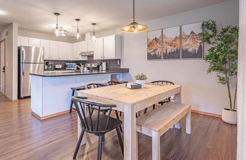 Downtown Leavenworth Condo | Walk to Town! Ground Floor Condo, Modern, Summer AC, 4 Beds!